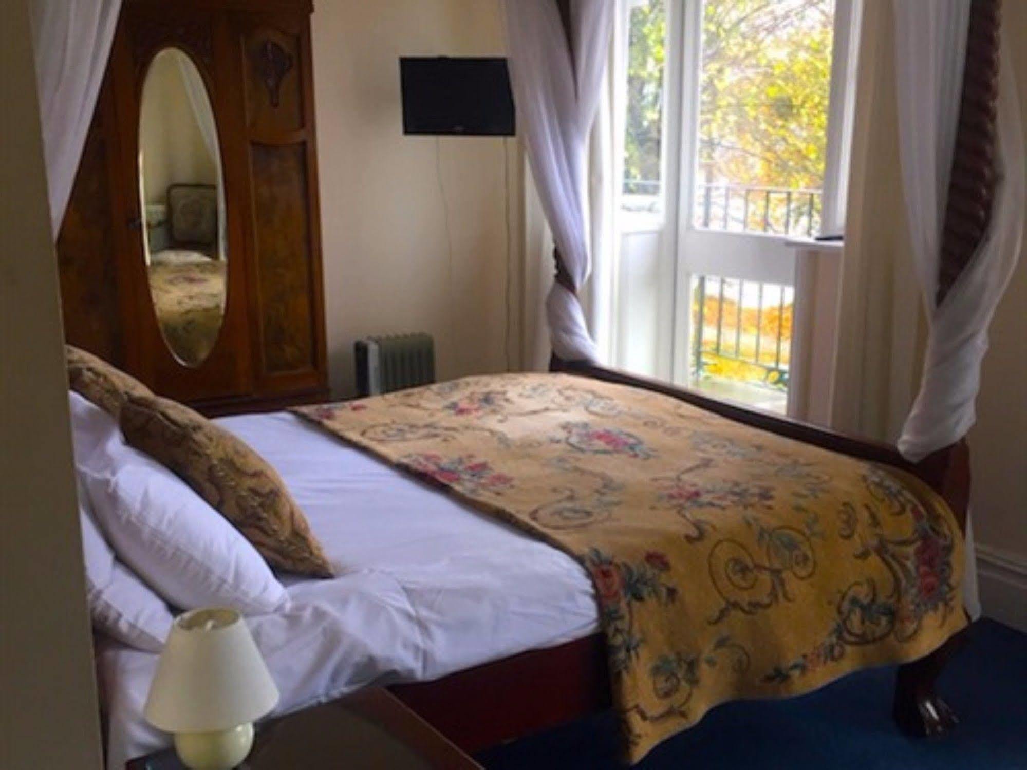 The Weir Hotel Walton-on-Thames Zewnętrze zdjęcie