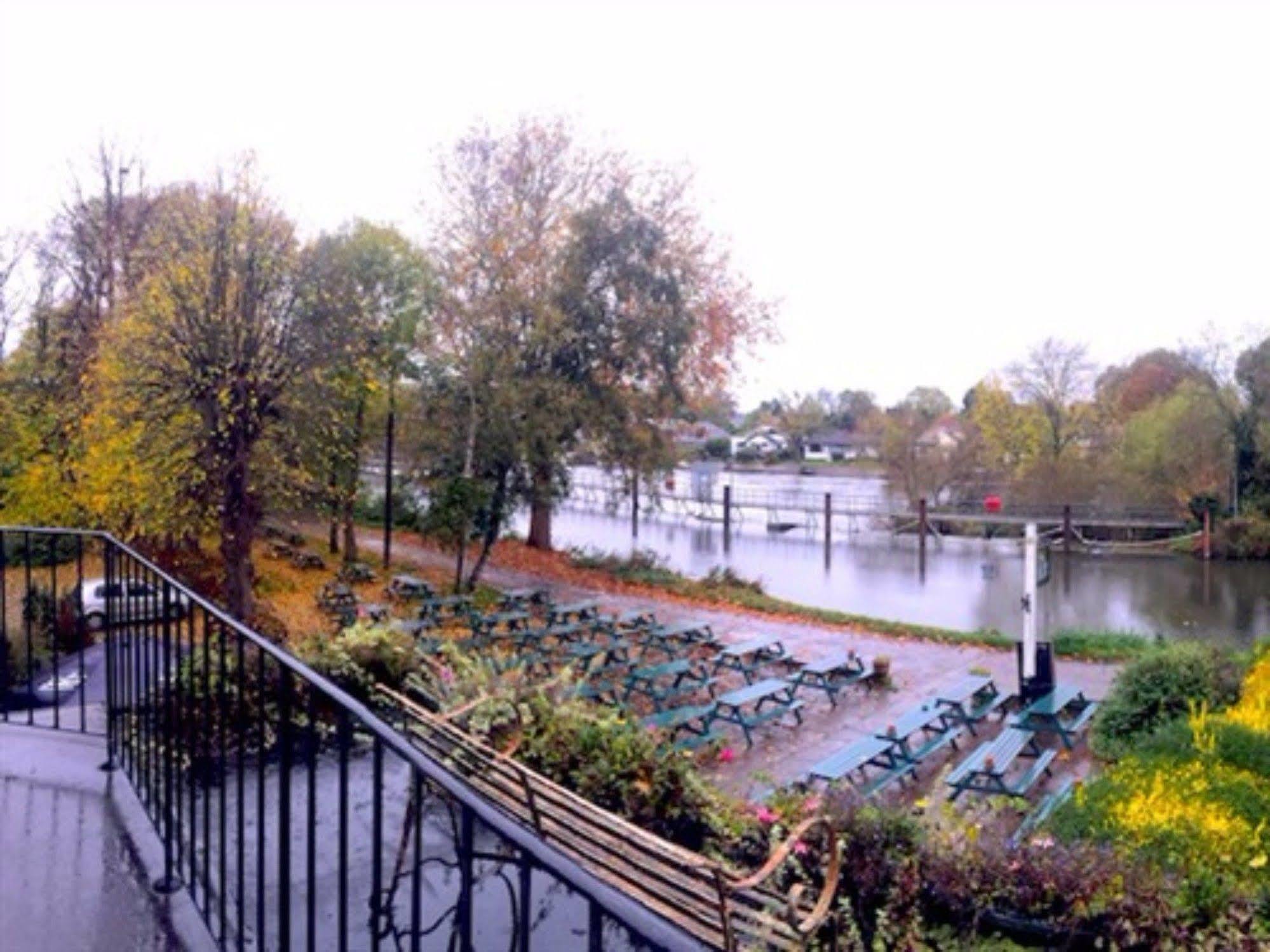 The Weir Hotel Walton-on-Thames Zewnętrze zdjęcie